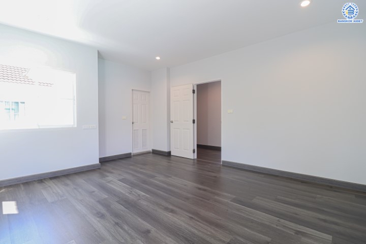 บ้านมือสองตกแต่งใหม่ ม.กฤษดาลากูน กาญจนาภิเษก-นครอินทร์ บนเนื้อที่ 85.9 ตร.ว. สนามหญ้ากว้างถึง 180 ตร.ม. ฟังก์ชัน 3 ห้องนอน 1 ห้องนอนแม่บ้าน 4 ห้องน้ำ 2 ที่จอดรถ บนทำเลเยี่ยมสุด เชื่อมต่อถนนหลายเส้นทาง ใกล้จุดขึ้นทางด่วน "ศรีรัช"